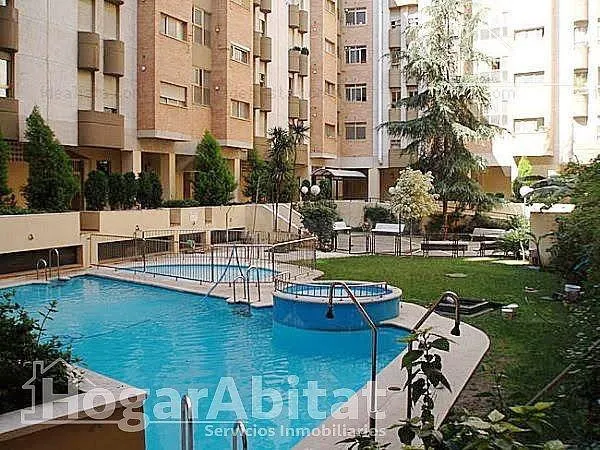 ACOGEDOR Y EXTERIOR EN RESIDENCIAL CON GARAJE Y PISCINA - foto 2