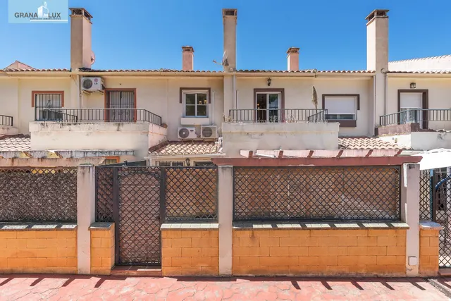 ADOSADA EN URBANIZACIÓN EN HUETOR VEGA — 46