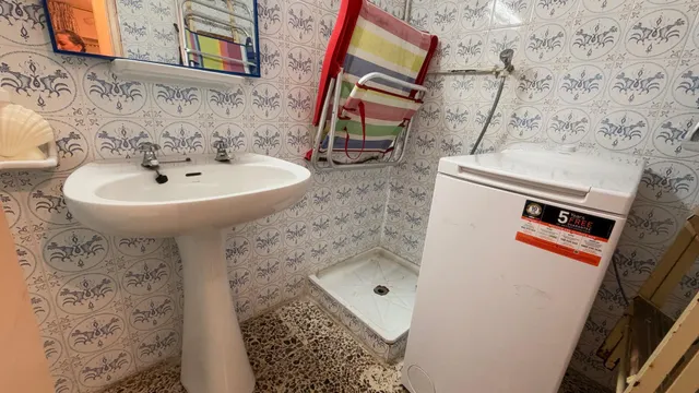 Piso de 3 dormitorios y 2 baños para reformar a 150 m de la Playa del Acequión — 6