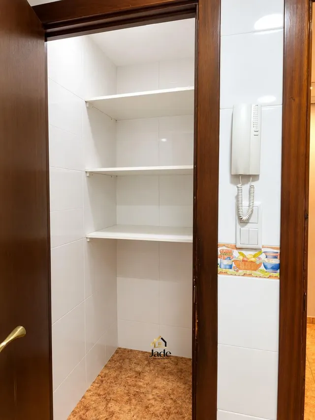 Excelente piso de 4 dormitorios y dos baños en la zona de Ciudad Jardin, junto a la avenidad del Aeropuerto — 12