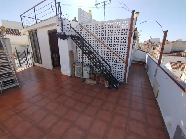 CASA DE 5 DORMITORIOS EN EL CENTRO DE VELEZ - foto 2