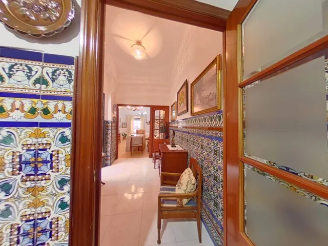 ESPECTACULAR CASA JUNTO A LA PLAZA DE  SAN MIGUEL. — 28