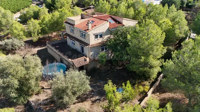 CHALET URBANO EN URB PINAR DE CASINOS — 2