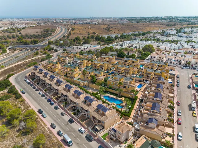 Bungalow de dos dormitorios y piscina comunitaria en Orihuela Costa — 9