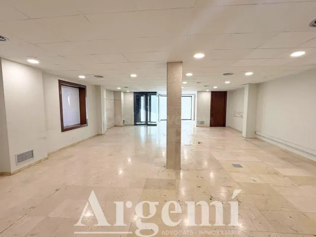 ALQUILER LOCAL COMERCIAL ESQUINERO – PLENO CENTRO PALAU-SOLI
