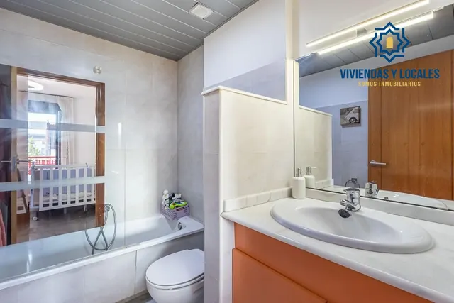 Amplia casa de 182 m2 con patio, gran sótano y a menos de 5 minutos del metro — 20