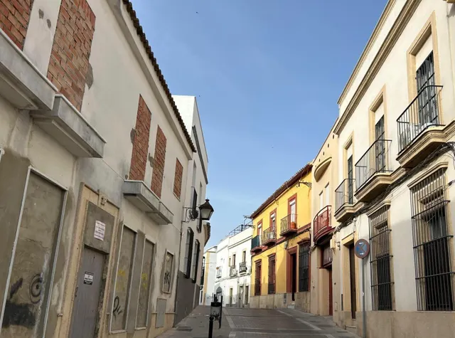 CASA DE VECINOS CON 8 APARTAMENTOS — 27