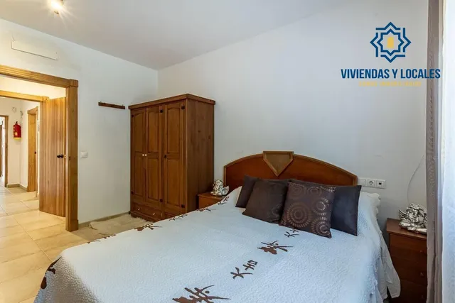 Chalet independiente con pozo propio y placas solares — 11