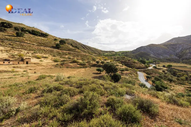 En Venta Maravilloso Paraje Natural, a medio camino entre Granada y Sierra Nevada, a veinte minutos en coche, desde cada una de ellas. — 19