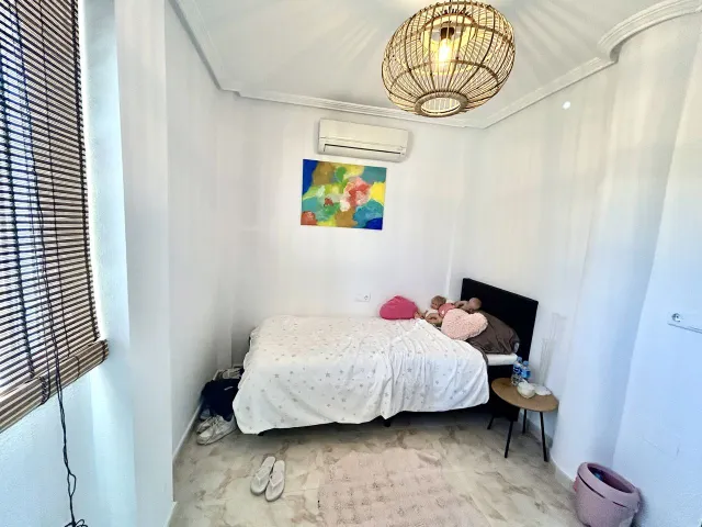 Villa de 4 dormitorios y 3 baños en villamartin (orihuela costa) — 20