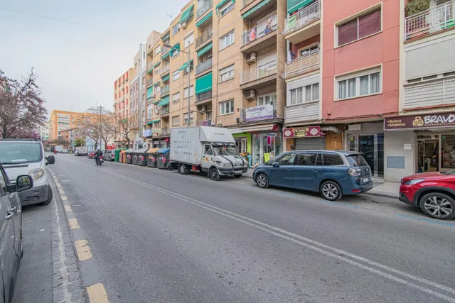 OPORTUNIDAD DE  RENTABILIDAD EN 3 LOCALES COMERCIALES  ALQUILADOS SITUADOS EN AVENIDA DILAR — 4