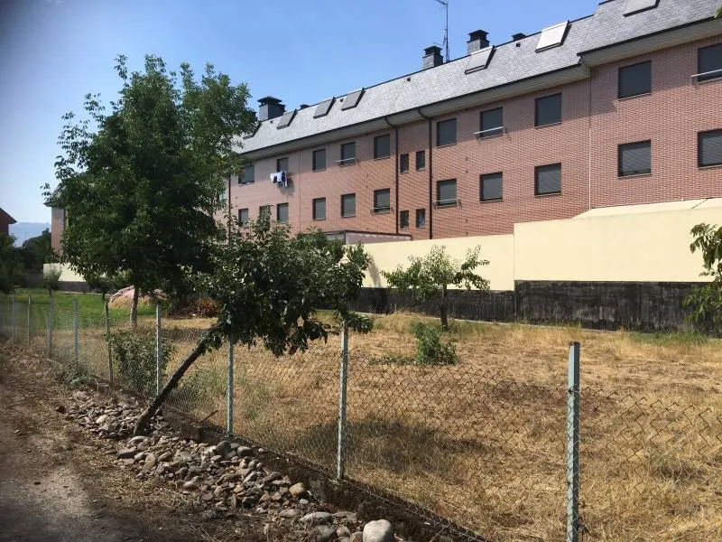 Parcela de 1554 m2 en Cuatrovientos