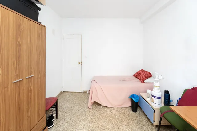 Venta de piso de 4 dormitorios y 2 baños en Granada (Zona Centro) — 20