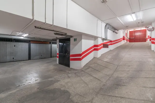 Amplia Plaza de Garaje Cerrada en Ubicación Estratégica — 11