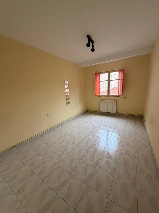 Oportunidad en Valladolid: Piso a Reformar en Rondilla - Santa Clara por solo €130,000 — 17