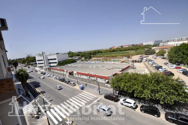 AMPLIO CON GARAJE Y ASCENSOR JUNTO HOSPITAL PESET — 28