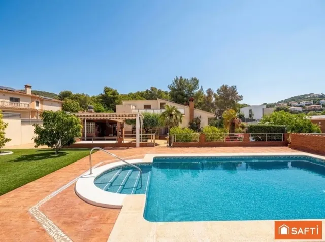 EXCLUSIVA VIVIENDA CON PISCINA Y JARDÍN A UN PASO DE SITGES.