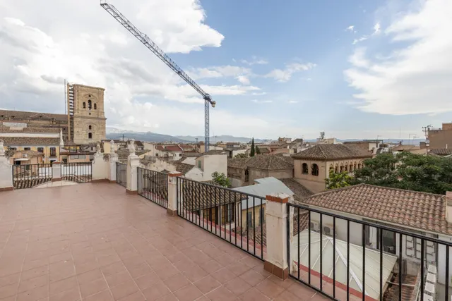 Oportunidad única en pleno corazón de Granada: luminosidad, ubicación y un enorme potencial de transformación — 32