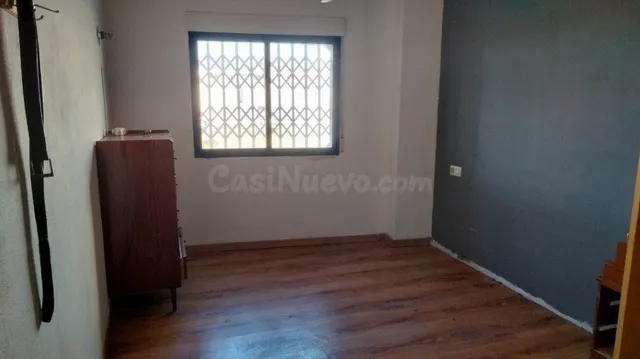 Amplio y luminoso piso de 105 m2 con garaje y trastero en Xe - foto 5