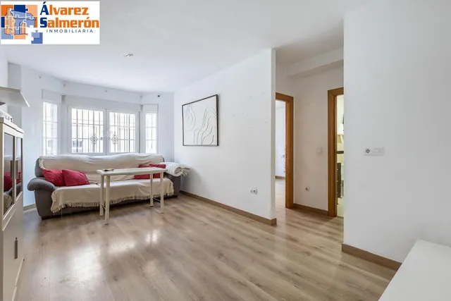 Piso con garaje, trastero y excelente ubicación en Huétor Vega — 2