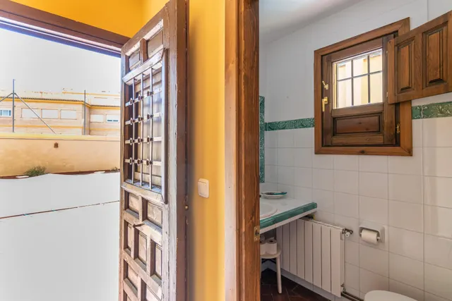 Casa de grandes dimensiones ubicada en la calle Duende, cerca de la Plaza del Conde Luque. — 36