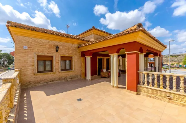 Impresionante villa de 620 metros con piscina, sotano, bodega y GYM!!! — 12