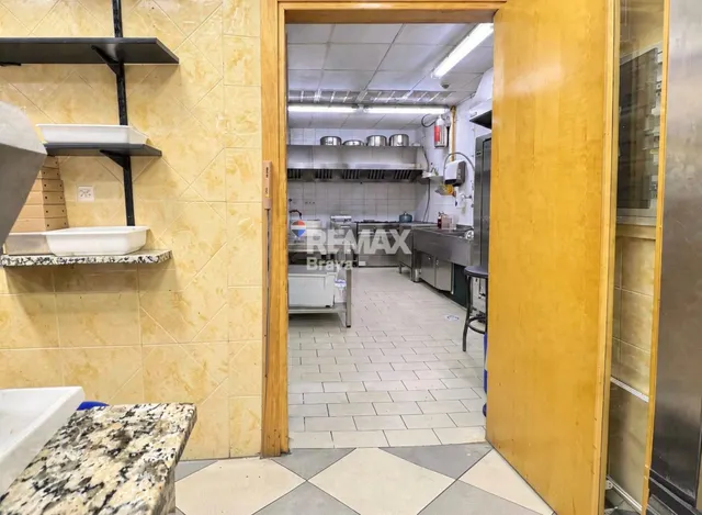 Oportunidad Única: Local comercial. Rostisseria equipada en Venta en Flaçà, Girona. A un paso de la Estación de Tren. — 28