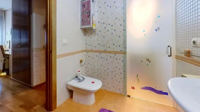 GRAN PISO DE 6 DORMITOTIOS CON PISCINA — 17