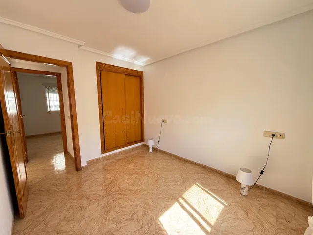 ÁTICO DE 2 DORMITORIOS CON PISCINA COMUNITARIA EN PLENO CENT - foto 3
