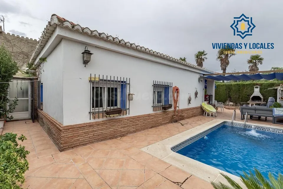 Casa con piscina en urb los chopos - Las Gabias