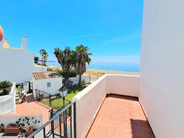 Exclusivo Chalet Pareado en Primera Línea de Playa – Inversi - foto 3