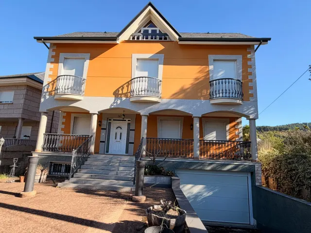 VENTA: Amplio Chalet en la Exclusiva Zona de Compostilla. — 25