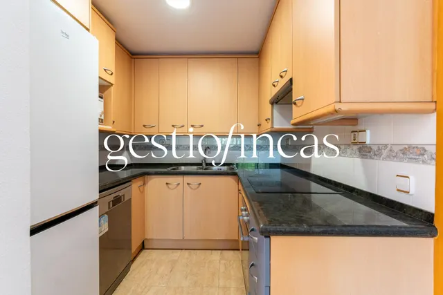 Espectacular bajo con gran jardín privado, piscina y parking a 5 minutos del mar — 8