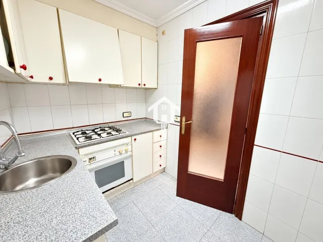 Piso para reformar en venta en Alicante. zona de los ángeles, 2 habitaciones, salón, baño con bañera, 50m2, segunda planta sin ascensor. — 20