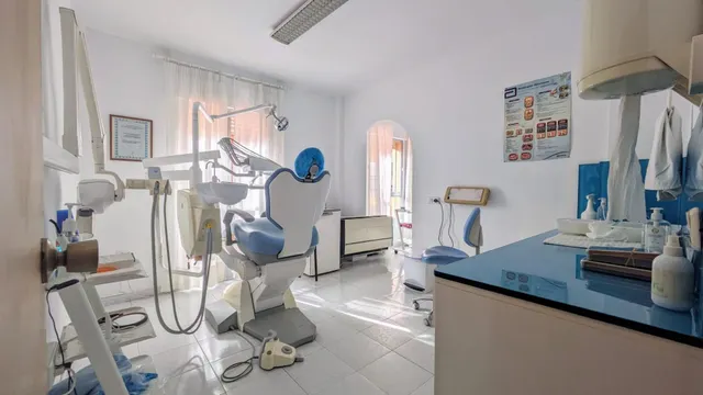 PISO EN EL CENTRO DE FUENGIROLA CON 4 DORMITORIOS APTO PARA CLÍNICA DENTAL — 11