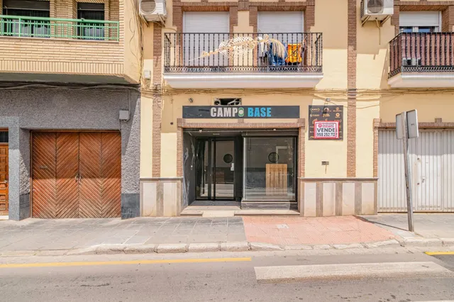 Amplio Local Comercial en Calle Calderón — 19