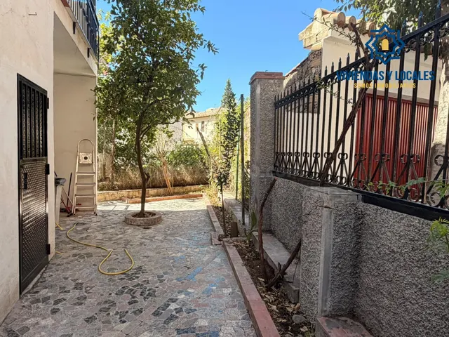 DISPONIBLE CASA CON PATIO EN CARRETERA DE LA SIERRA
