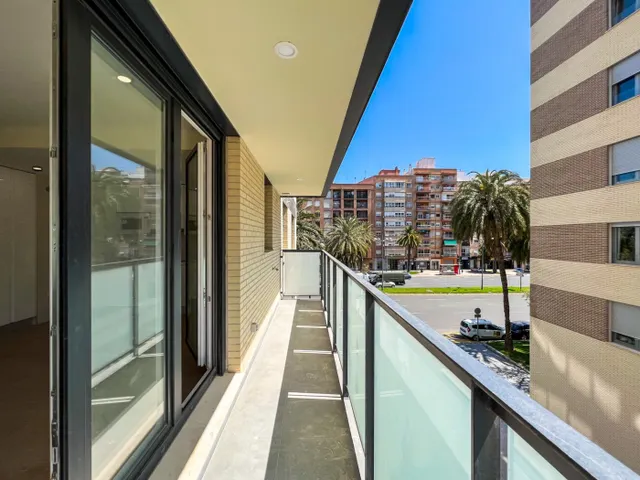 Piso de reciente construcción en alquiler en Avda. Ausias March — 38