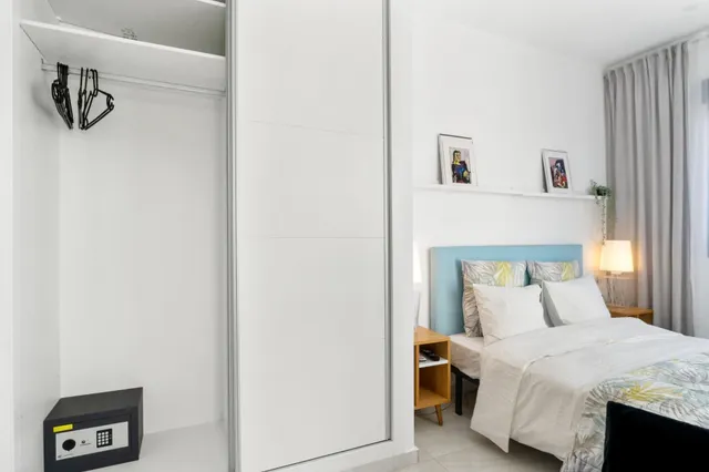Casa adosada moderna y espaciosa (aprox. 116 m2) con 3 dorm, 3 baños, varias terrazas, y gran piscina comunitaria. Cerca de campos de golf, La Zenia Boulevard, y a poco más de 5 km de las playas. — 27