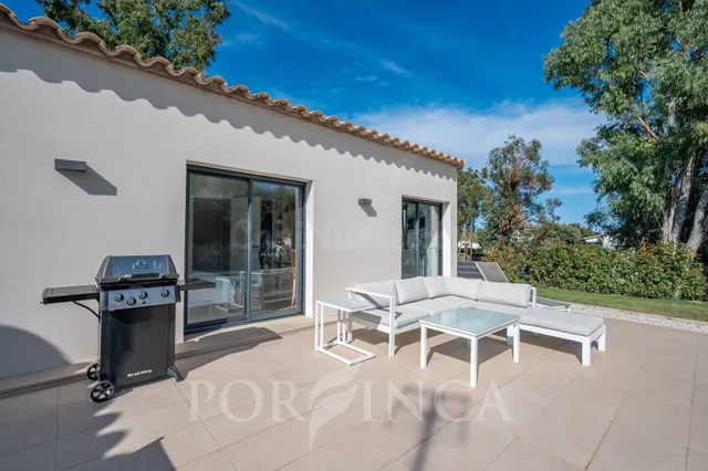 Casa moderna de una sola planta con gran jardín y piscina a  - foto 5