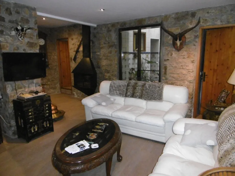 Casa de pueblo, reformada en su totalidad el 2005, apta para entrar a vivir,
