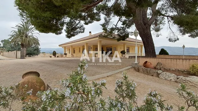 PRECIOSO CHALET EN VENTA EN ONTINYENT CON IMPRESIONANTES VIS