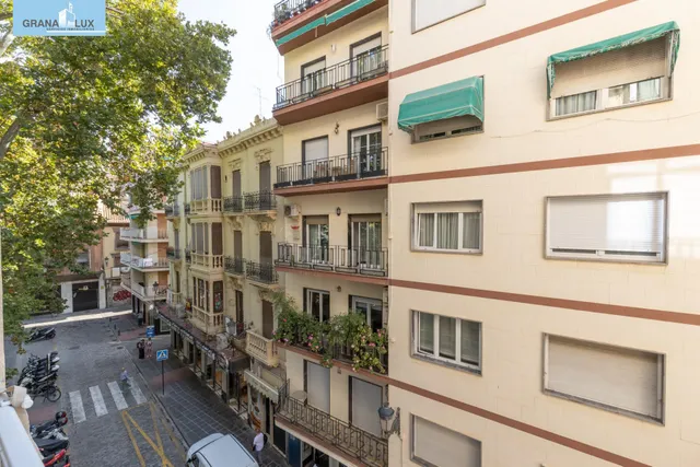 Piso en esquina con terraza y vistas a Plaza Mariana Pineda, Granada — 14
