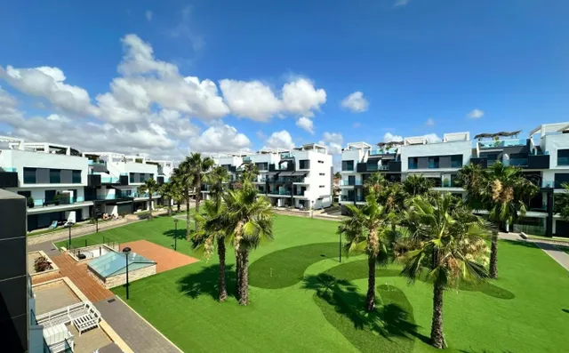 Se vende ático de 2 dormitorios en la primera planta con solárium privado en Oasis Beach XII, El Raso, Guardamar del Segura — 28