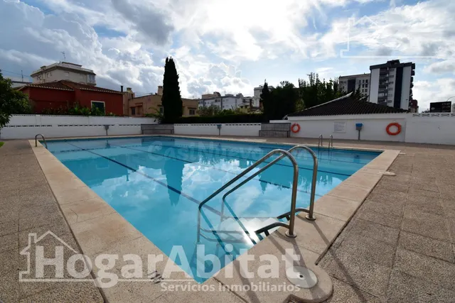 EXTERIOR CON PISCINA, GARAJE Y TERRAZA A SOLO 200 M DE LA PL - foto 2