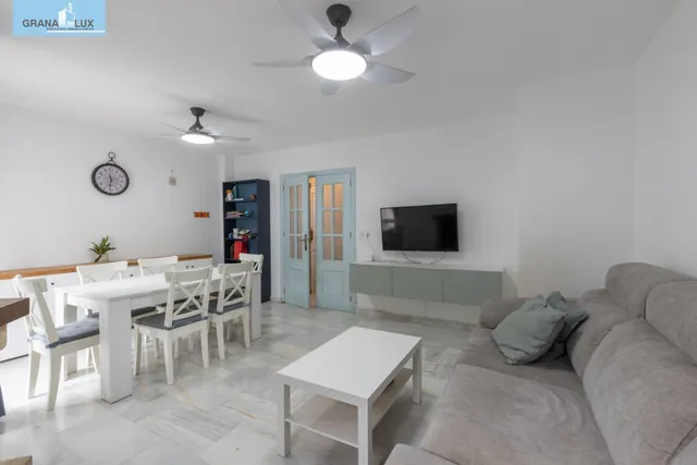 Casa independiente con piscina en La Zubia. — 7