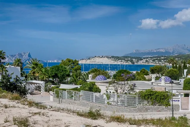 PARCELA CON VISTAS SOBRE EL PUERTO DEPORTIVO DE MORAIRA CON  - foto 2