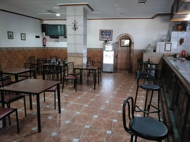 Local en esquina habilitado como negocio de hosteleria — 4