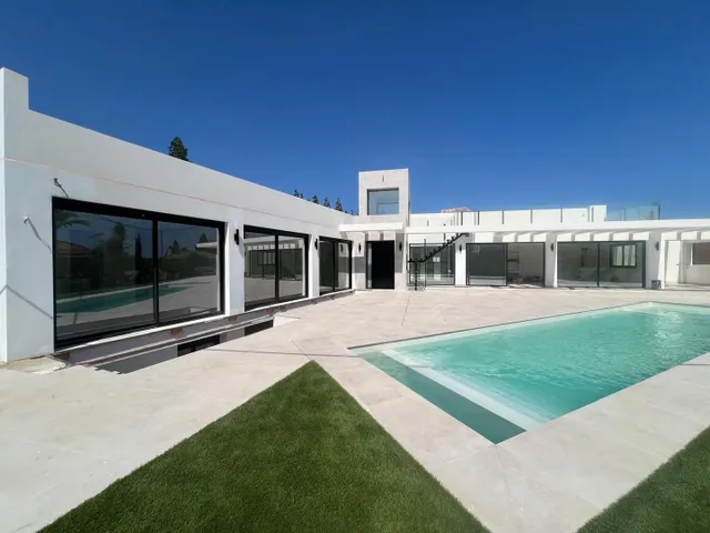 ÚLTIMA VILLA DISPONIBLE. Piscina privada junto al mar en El Chaparral — 27