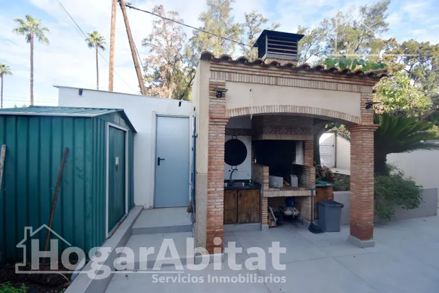Atractivo chalet amplio con piscina privada, garaje y terraza, todo amueblado y cerca de la playa. — 13